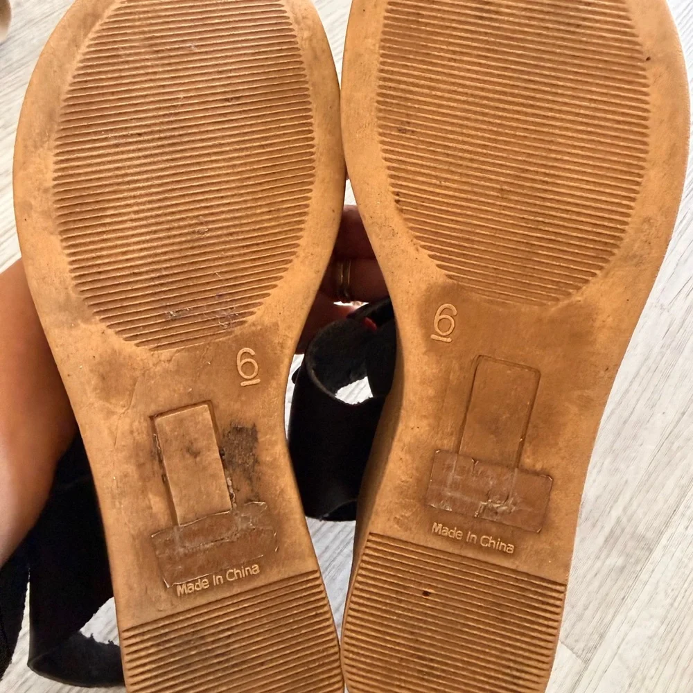 Black Platform Sandals with Wood-Look Sole and Buckle